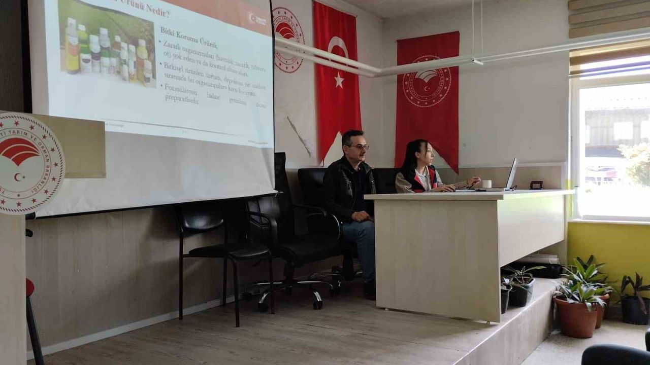 Altıntaş'ta üreticilere 'Yetkilendirilmiş Uygulayıcı Belgesi' eğitimi düzenlendi