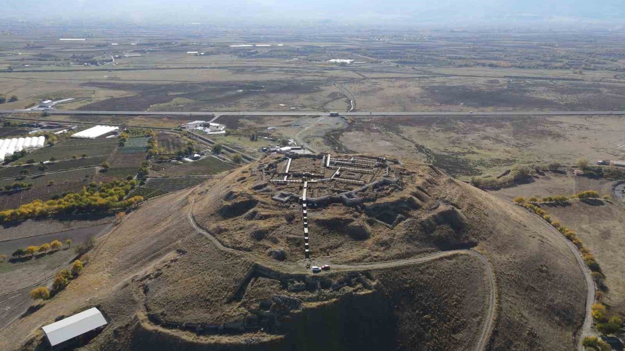 Altıntepe Kalesi: Urartu'dan Bizans ve Osmanlı'ya Uzanan Çok Katmanlı Yerleşim