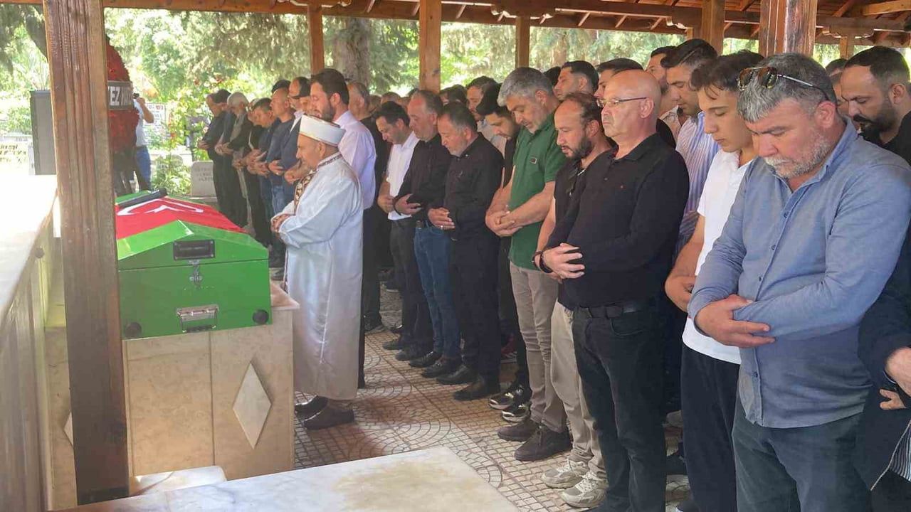 Amasra'da deniz kazasında yaşamını yitiren hakem Mustafa Onur Özgenç, Erdemli'de toprağa verildi