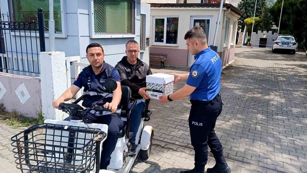 Amasra Polisinden Yaralı Kırlangıca Müdahale: Kuş Doğa Koruma Ekiplerine Teslim edildi