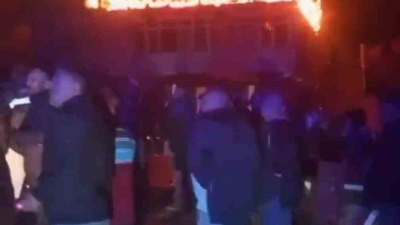 Amasra Şükürler'de ev yangını köy konağı ve camiye sıçradı — İtfaiye müdahalesi sürüyor