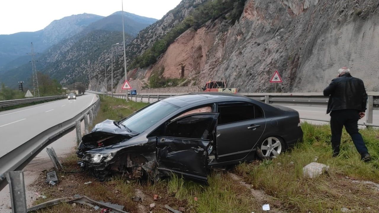 Amasya'da Akdağ Tüneli çıkışında otomobil bariyerlere çarptı