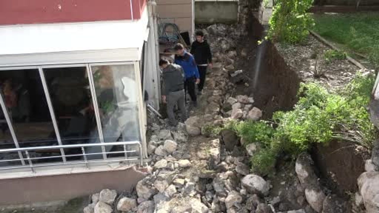 Amasya'da Bahçe Duvarı Çökerek Apartman Balkonuna Hasar Verdi; Sakinler Deprem Sandı