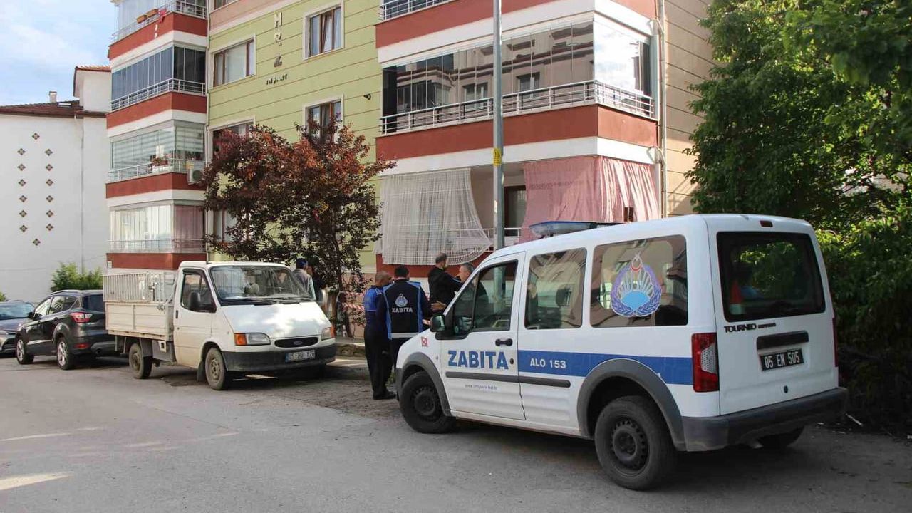 Amasya'da bahçe duvarı yağışın ardından çöktü; vatandaşlar gürültüyü deprem sandı