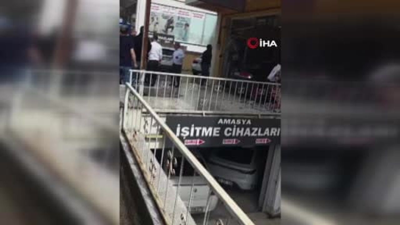 Amasya'da fren yerine gaza basan sürücü gözlükçü dükkanına girdi, 3 kişi yaralandı