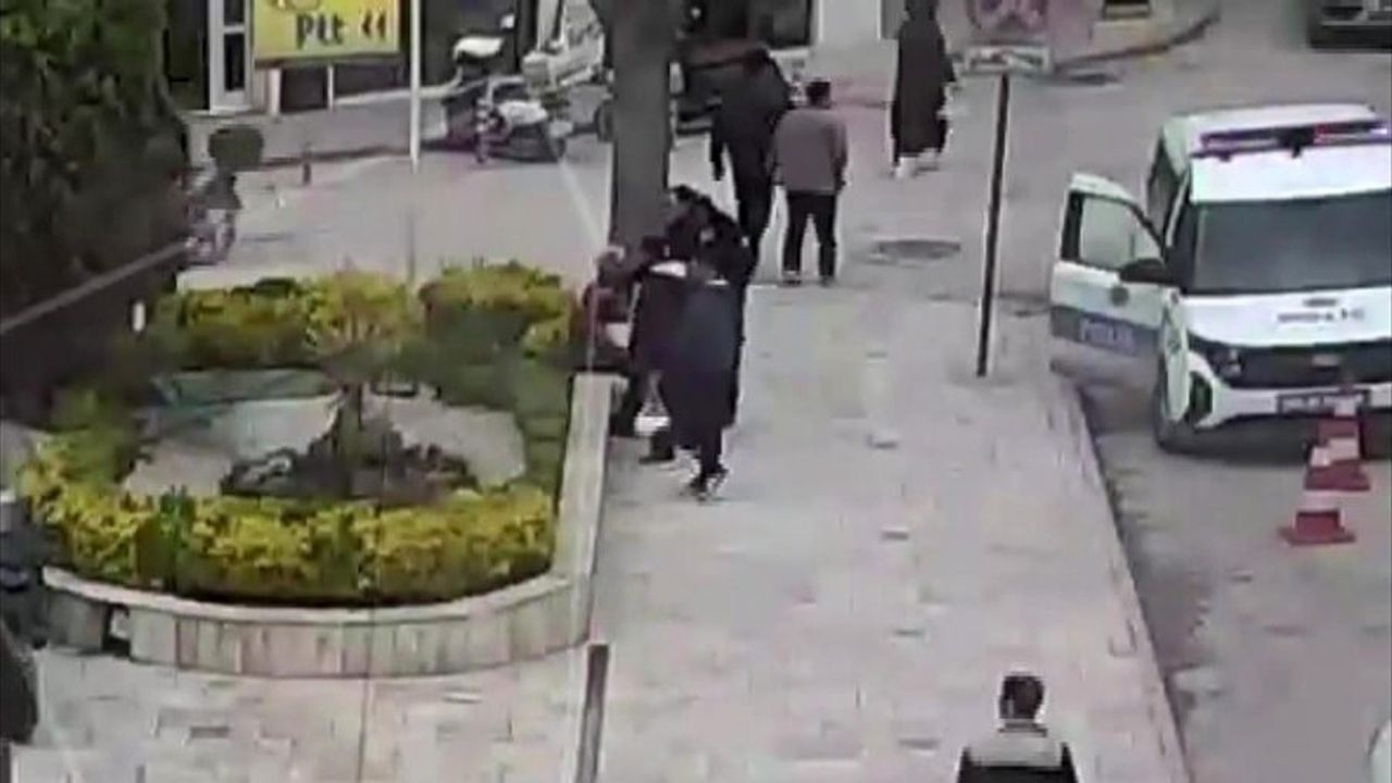 Amasya’da polisler Heimlich manevrasıyla boğazına ekmek kaçan sürücüyü kurtardı