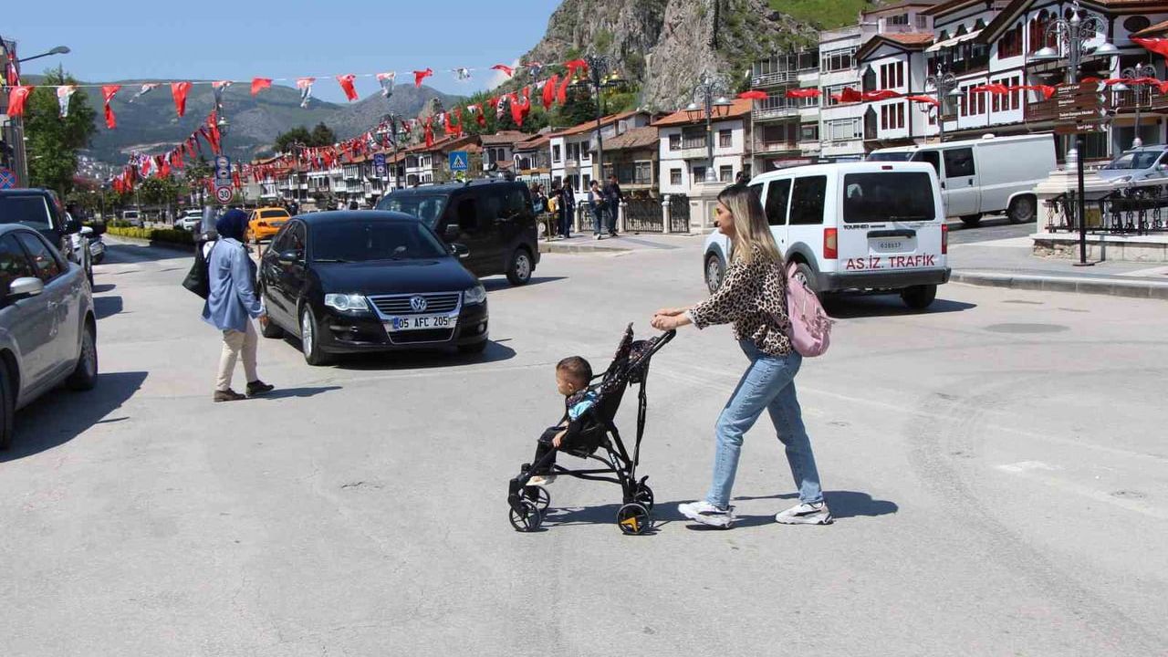 Amasya'da trafik kültürü: sessizlik ve yaya önceliği ziyaretçilerin dikkatini çekiyor