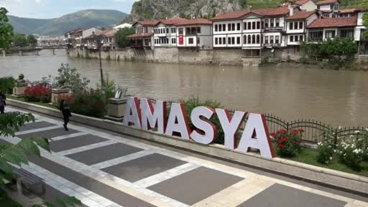 Amasya'da Yeşilırmak debisi 250 metreküpten 130 metreküpe düştü; vatandaşlar nehri izliyor