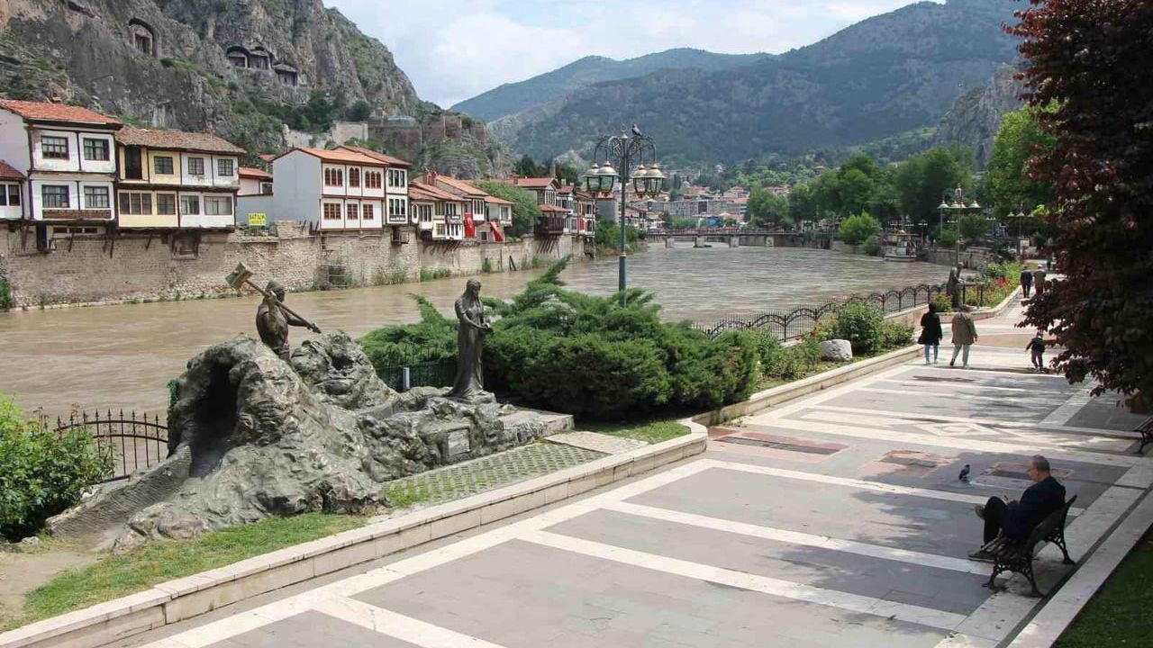 Amasya’da Yeşilırmak debisi yaklaşık 250 m³/s'ten 130 m³/s'e düştü; vatandaşlar nehir akışını izliyor
