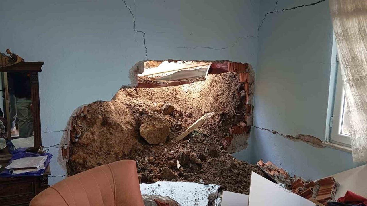 Amasya Taşova Yaylasaray'da heyelan: Kaya parçaları ev ve traktörü vurdu, yaralanma yok