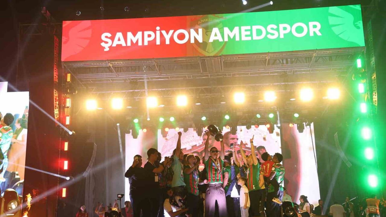 Amed Sportif Faaliyetler Diyarbakır’da kupayı kaldırdı, Süper Lig’e çıkışı kutlandı