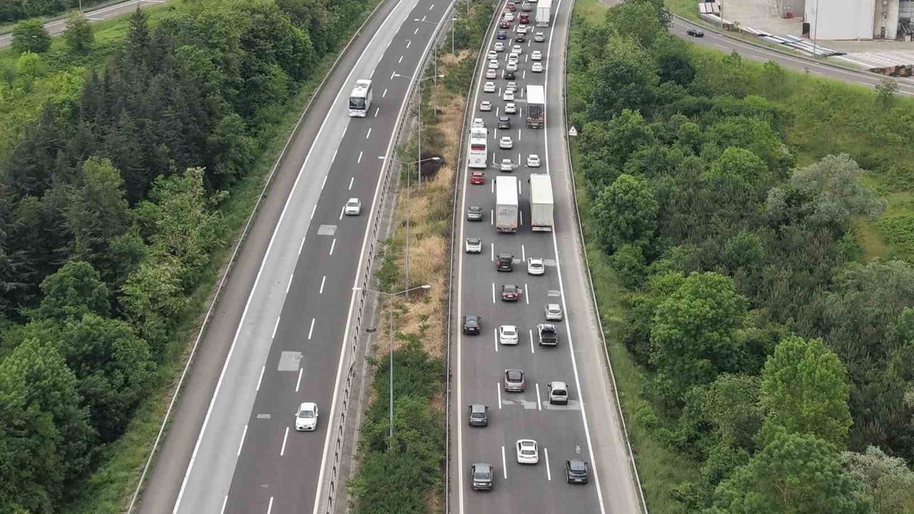 Anadolu Otoyolu Düzce geçişinde Ankara yönünde trafik yoğunluğu arttı
