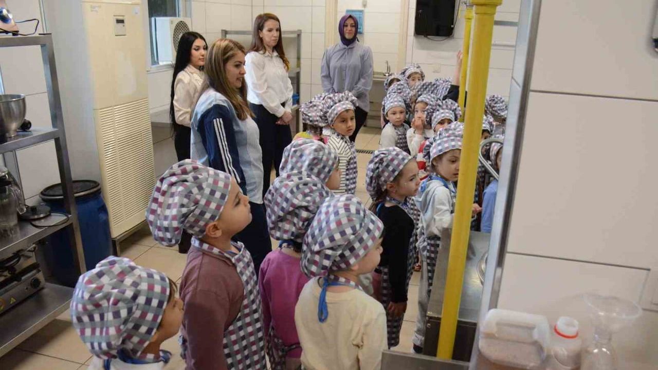 Anadolu Üniversitesi’nde 'Minik Eller Gastronomi Keşfinde' etkinliği: 4 yaş grubu fakülte mutfağını deneyimledi