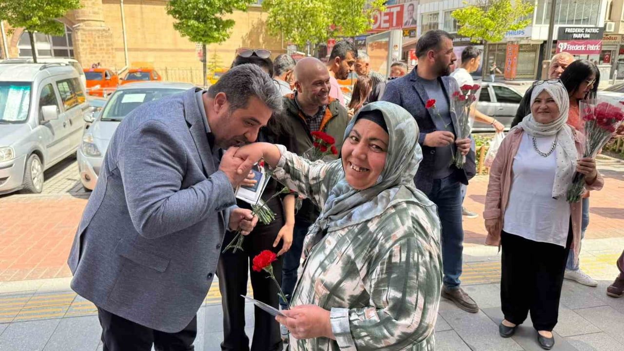 Anahtar Parti Kırşehir İl Teşkilatı Anneler Günü'nde Sokaklardaki Annelere Karanfil ve Gül Dağıttı