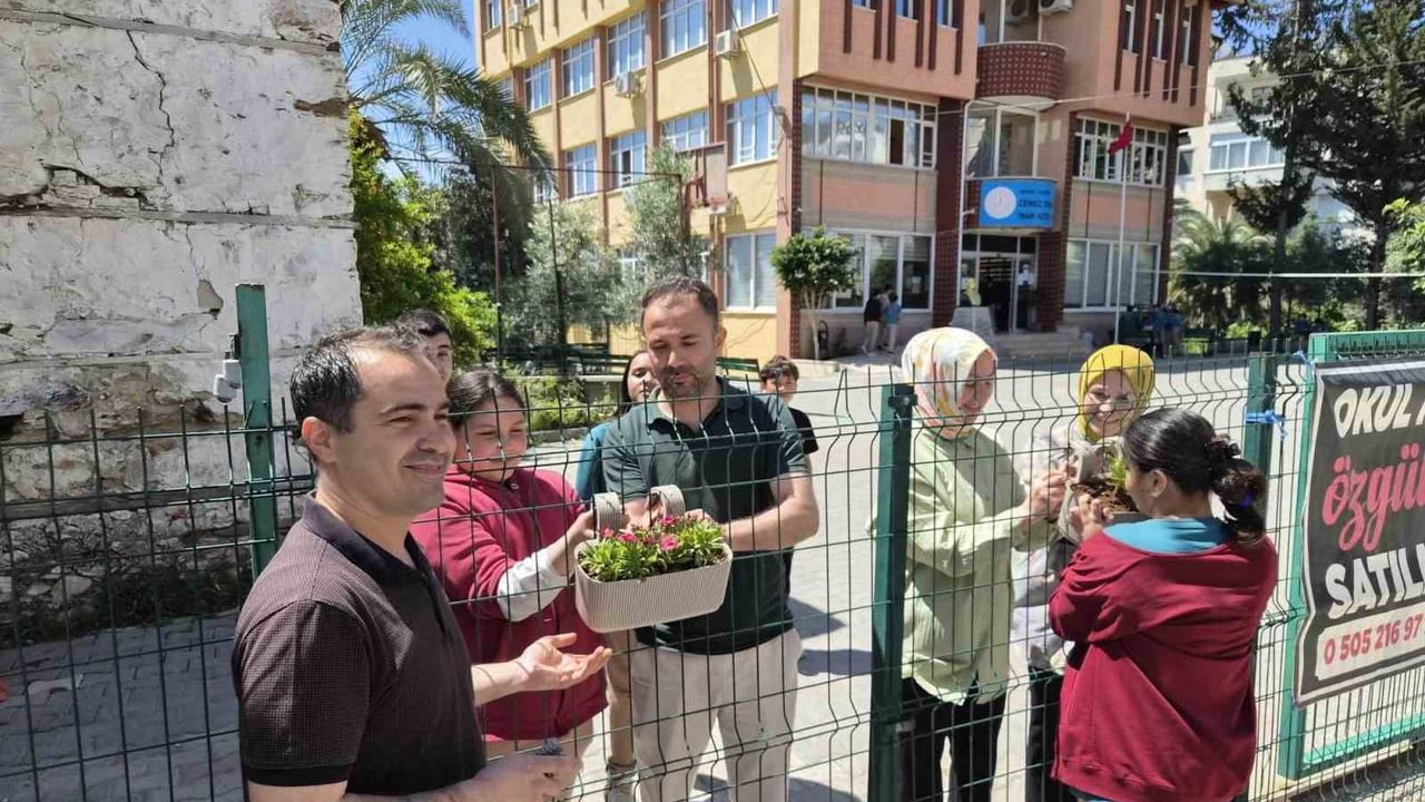 Anamur’da öğrenciler çiçeklerle sevgi ve dayanışma mesajı verdi