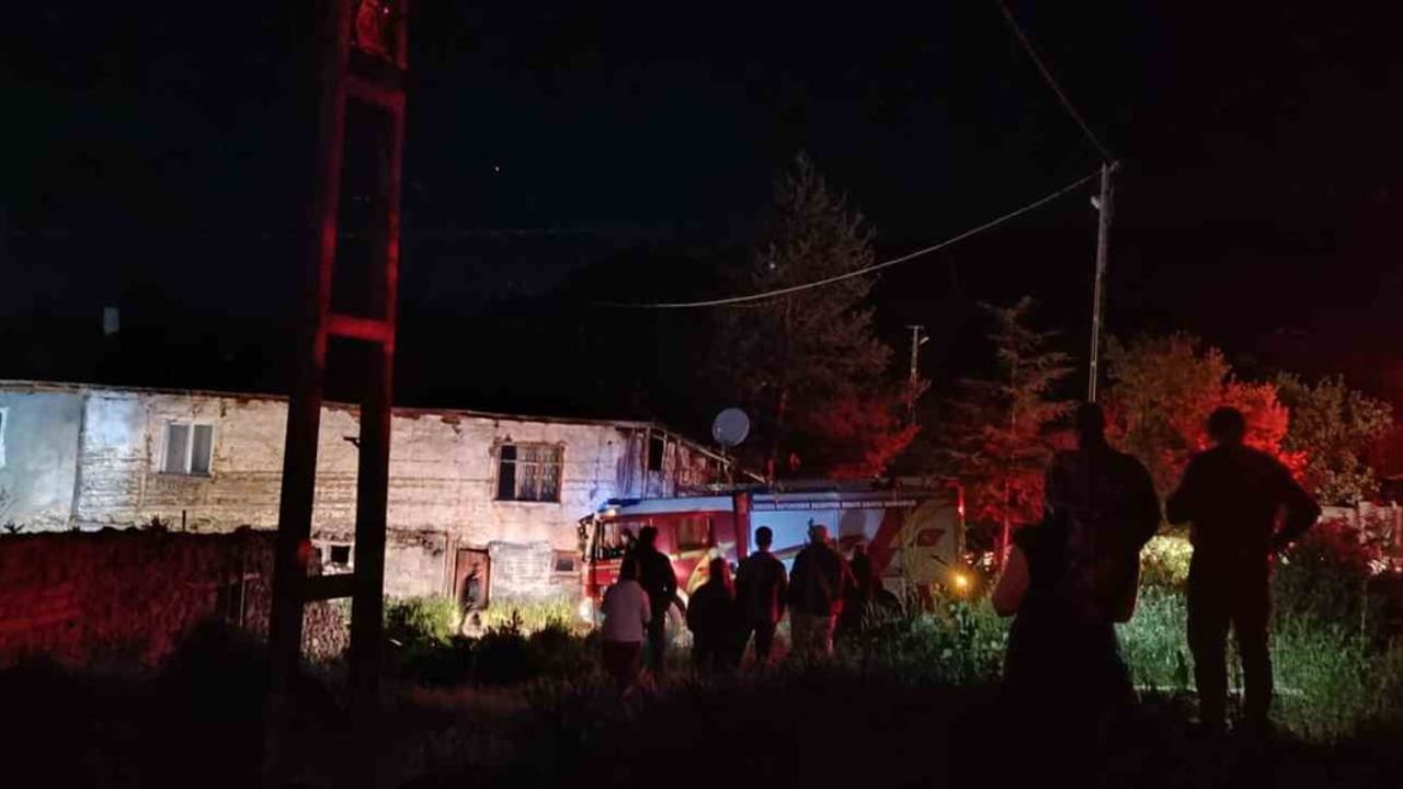 Ankara Çubuk'ta boş evde yangın söndürüldü