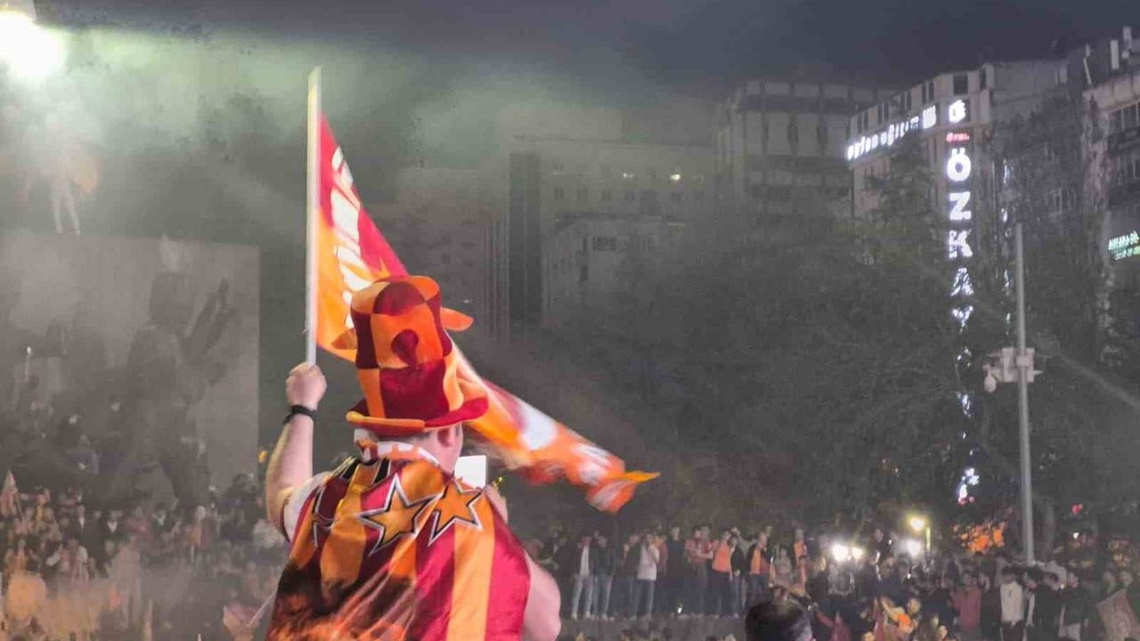 Ankara'da Galatasaraylı Taraftarlar 26. Şampiyonluğu Kızılay'da Kutladı
