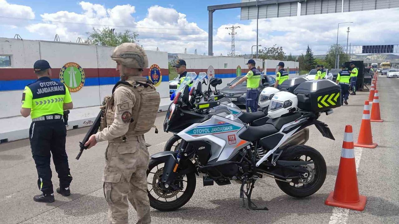 Ankara'da jandarmadan helikopter destekli Kurban Bayramı trafik denetimi