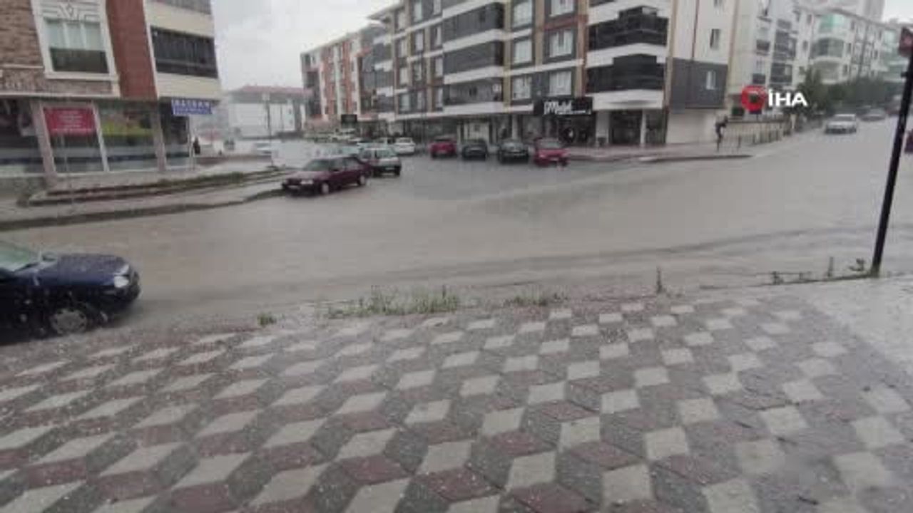 Ankara'da kuvvetli yağmur Sincan Yenikent'te sele ve doluya neden oldu