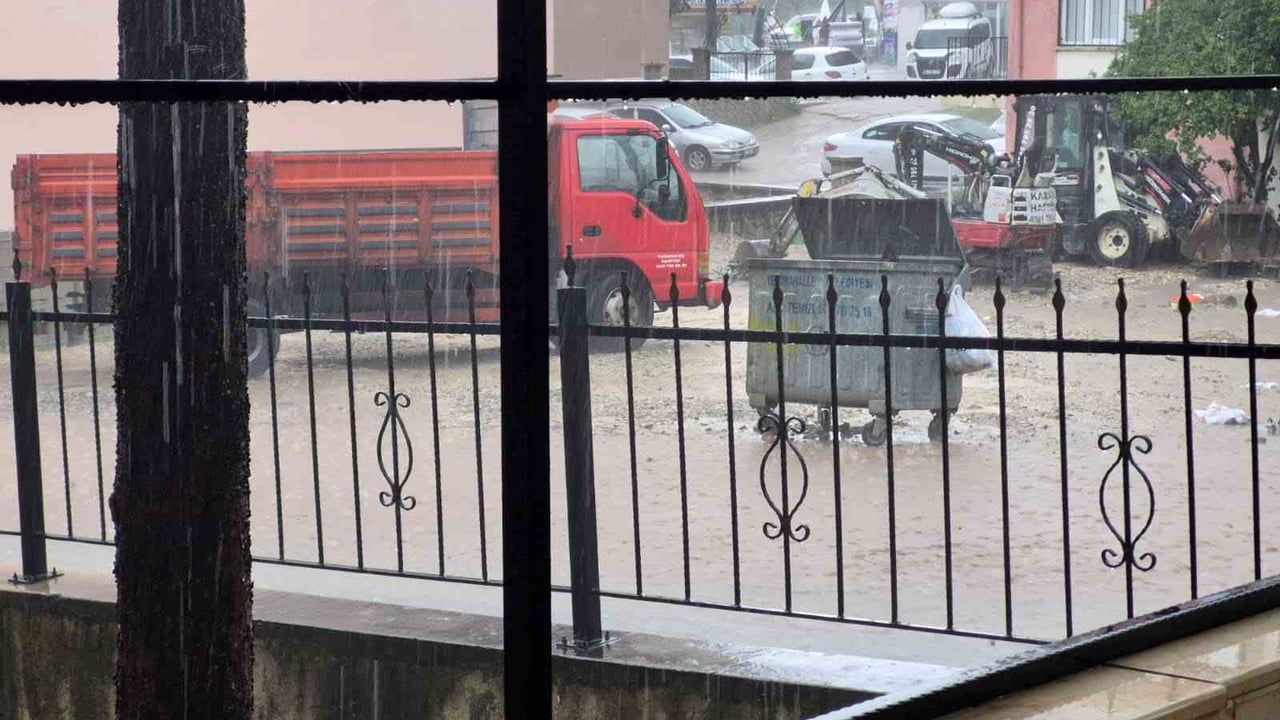 Ankara'da Öğle Saatlerinde Sağanak: Yenimahalle, Şentepe ve Demetevler'de Su Baskınları