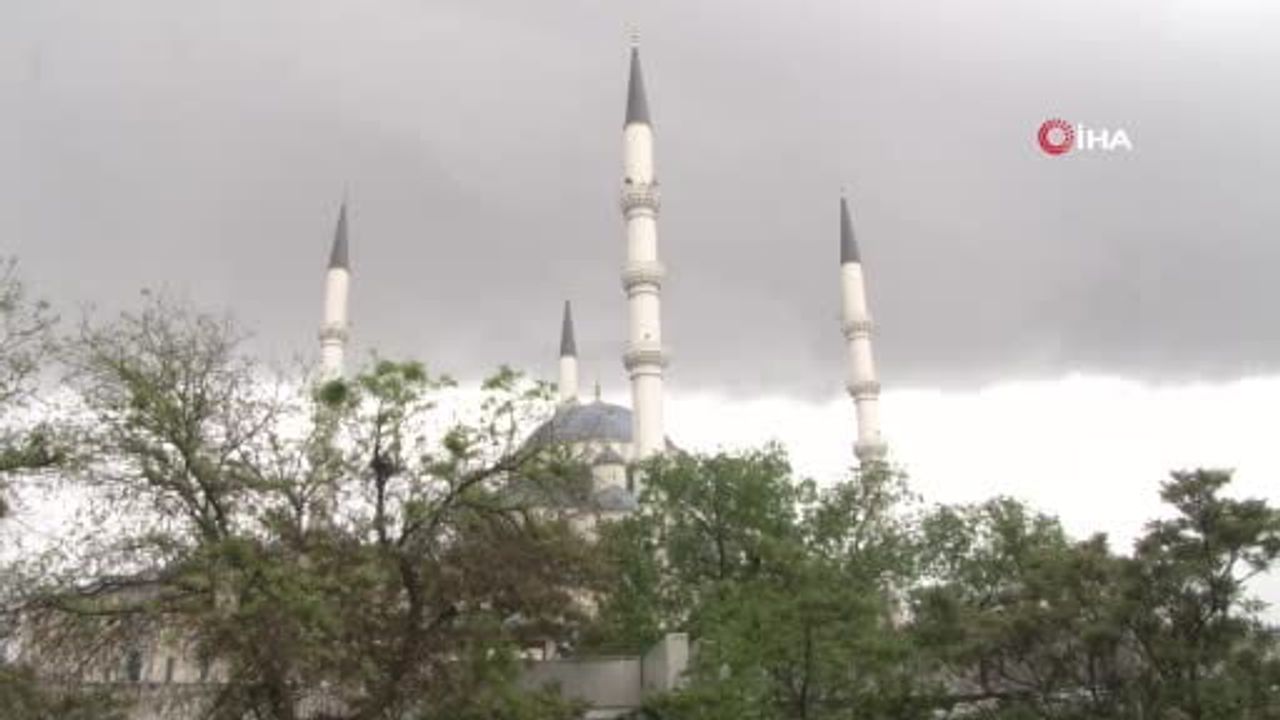 Ankara'da öğleden sonra başlayan sağanak yağış kısa sürede şiddetlendi