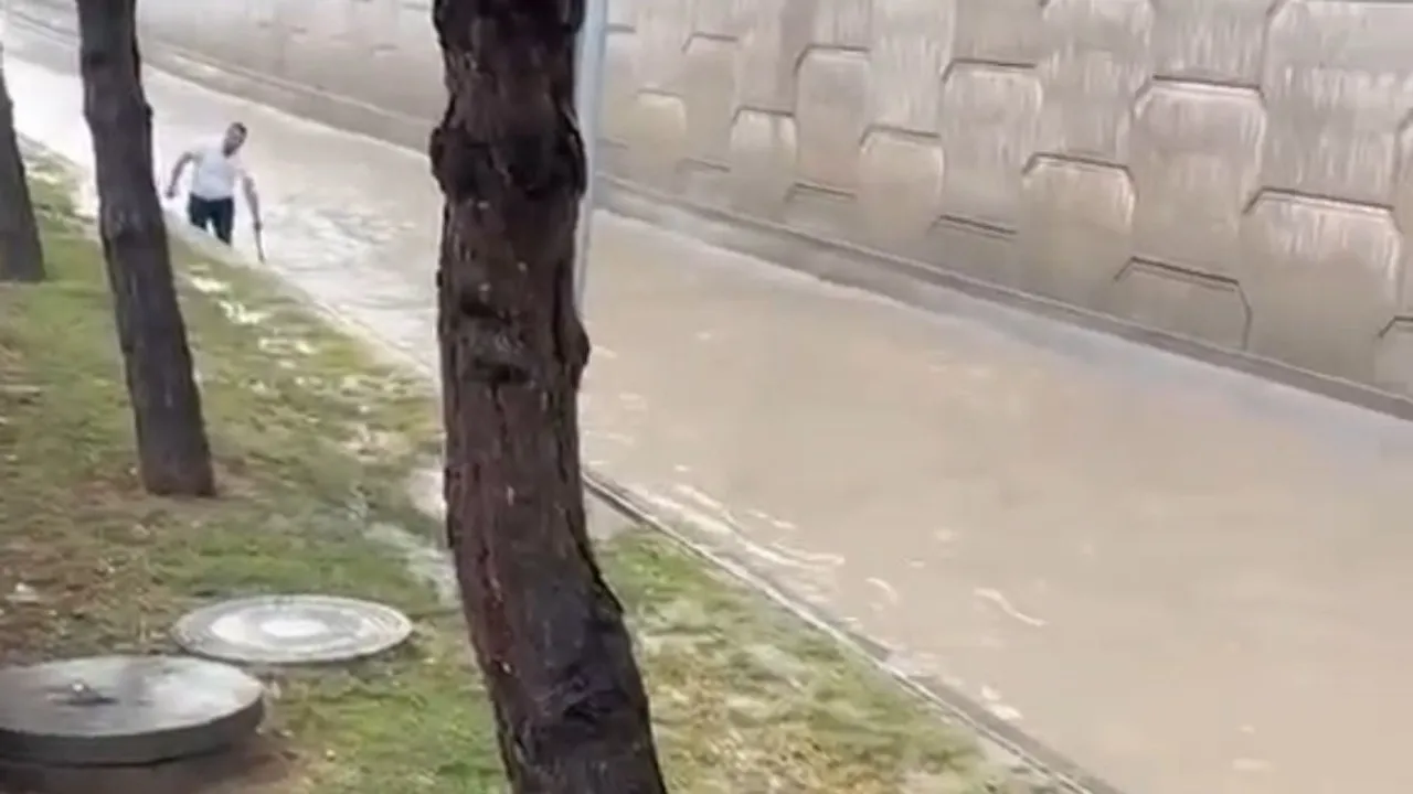 Ankara'da Öğleden Sonra Sağanak: Sokaklar Suyla Doldu, Bazı Yollar Göle Döndü