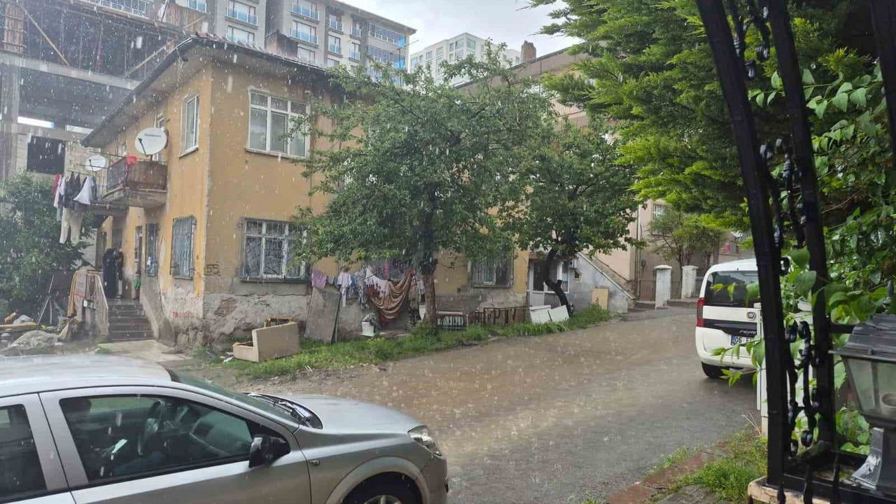 Ankara'da sağanak etkili oldu: Cadde ve sokaklarda su birikintileri oluştu