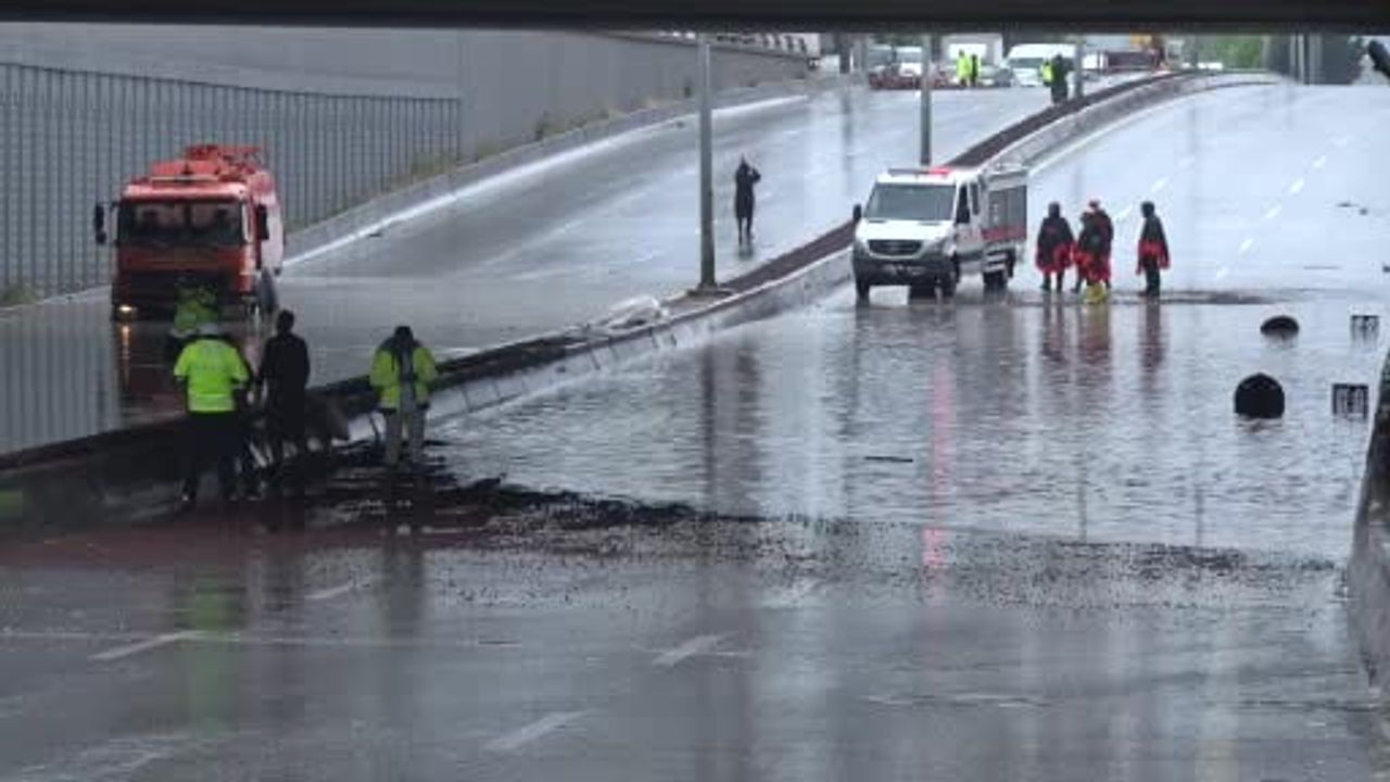 Ankara'da Sağanak Yağış Alt Geçidini Su Basmasıyla Yollarda Su Birikintileri Oluştu