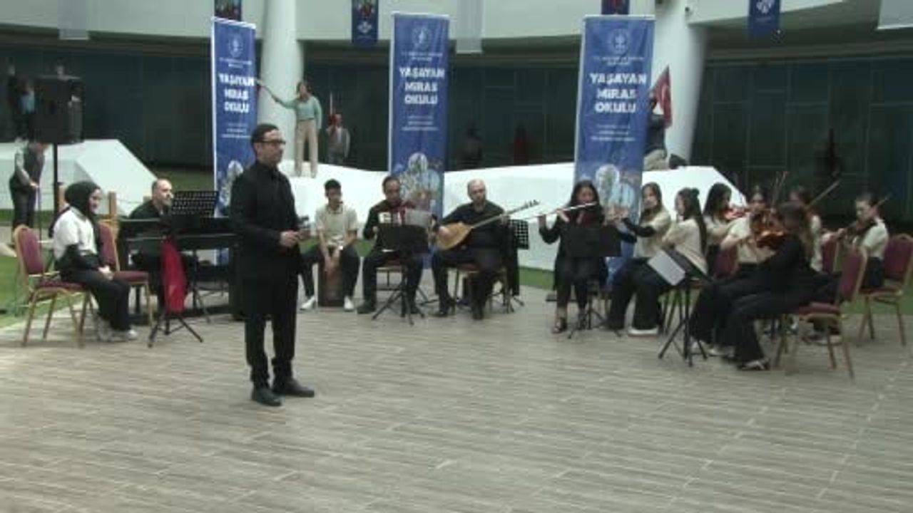 Ankara'da 'Yaşayan Miras Okulu Gençlik Şöleni' öğrencilerle buluştu