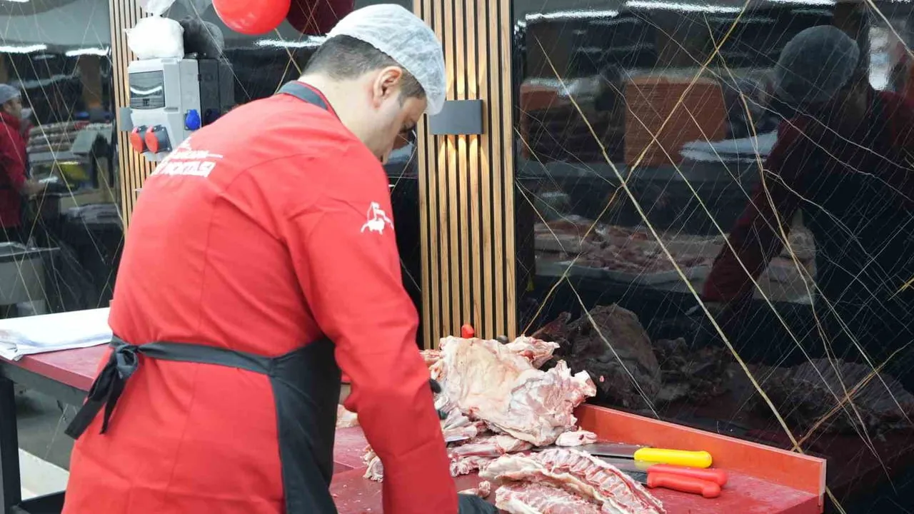 Ankara Et Noktası'nın yeni şubesinde Kurban Bayramı öncesi uygun fiyatlı et satışı: 500 kg kavurma dağıtıldı