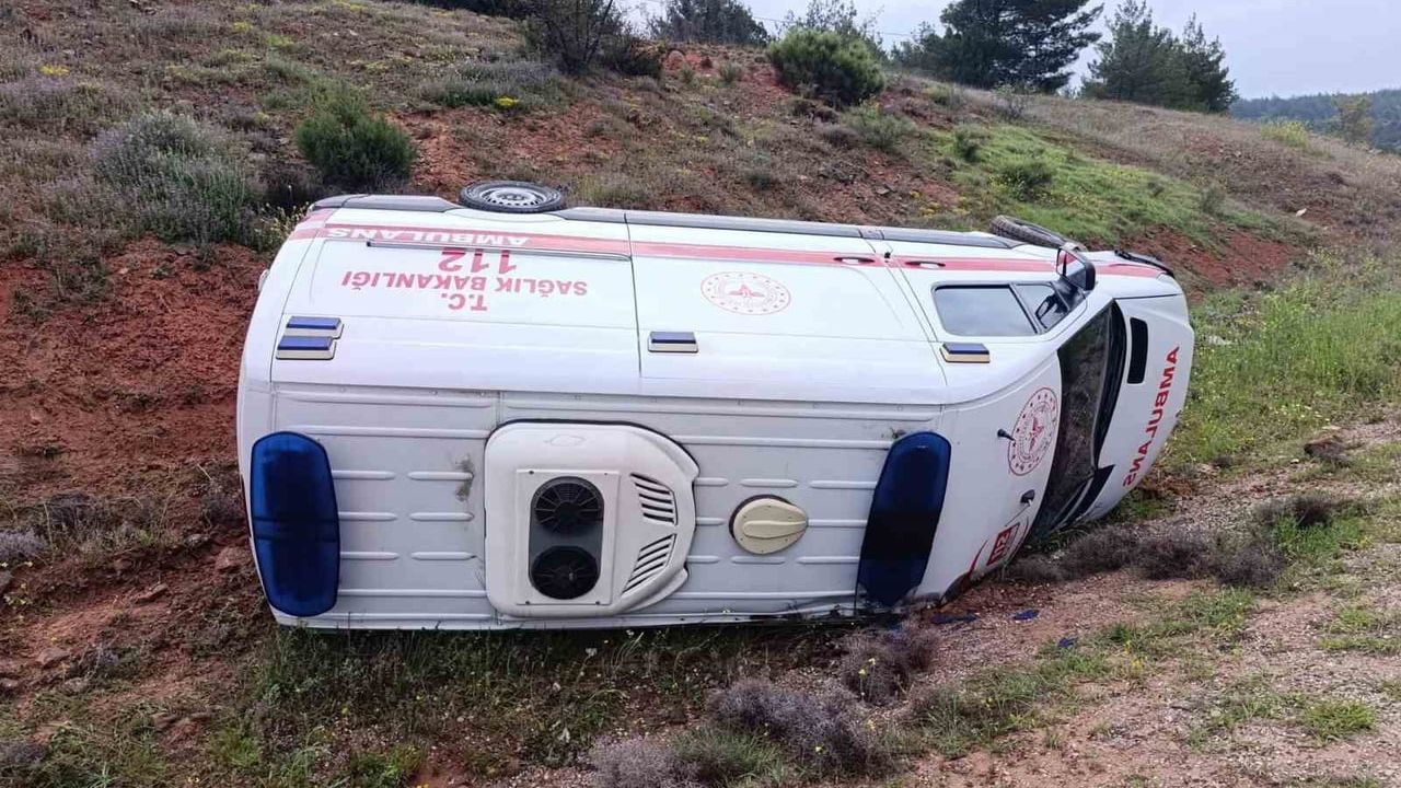 Ankara Nallıhan'da hasta sevk eden ambulans yan yattı; sürücü ve hasta iyi