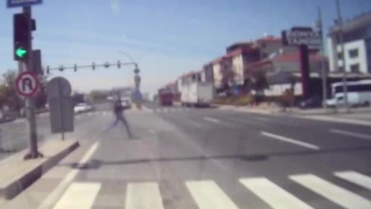 Ankara Polatlı'da kırmızı ışıkta karşıdan geçen yayaya otobüs çarptı