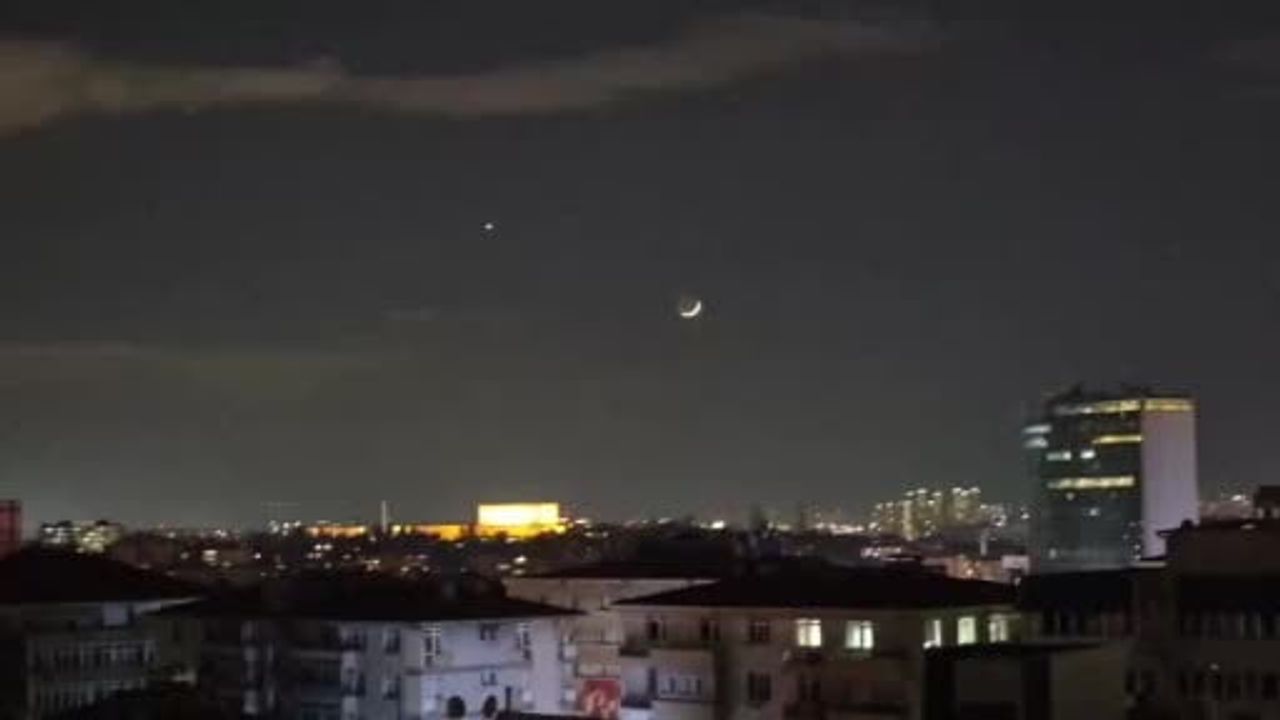 Ankara semalarında hilal ve yıldızın yan yana görüntüsü vatandaşları etkiledi