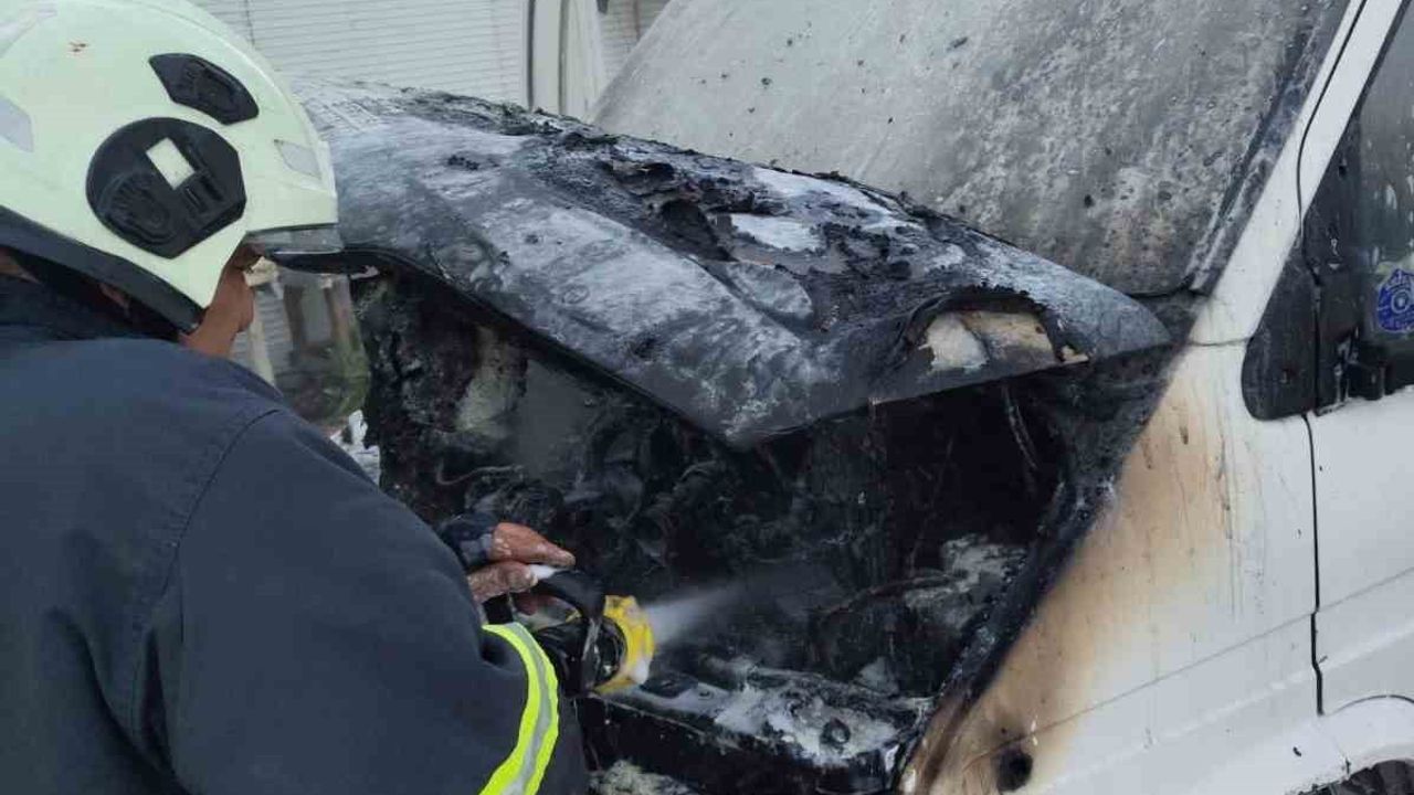 Antakya'da kamyonet motorunda yangın: itfaiye kısa sürede söndürdü