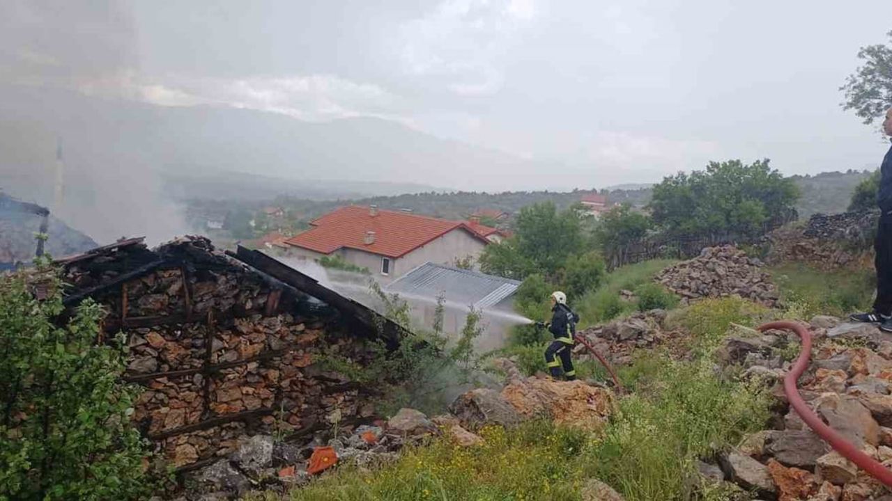 Antalya Akseki'de 110 yıllık düğmeli ev, ocak yangınında kullanılamaz hale geldi
