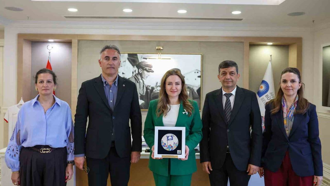 Antalya Büyükşehir Belediyesi 2025 Mavi Bayrak Ödüllerinde "En İyi Çevre Eğitim ve Bilinçlendirme" ödülünü kazandı