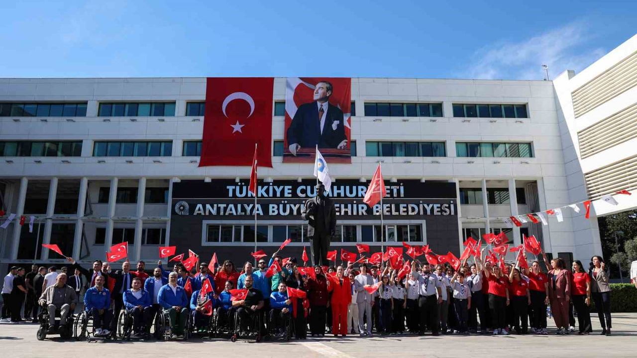 Antalya Büyükşehir Belediyesi'nde 19 Mayıs Atatürk'ü Anma, Gençlik ve Spor Bayramı töreni