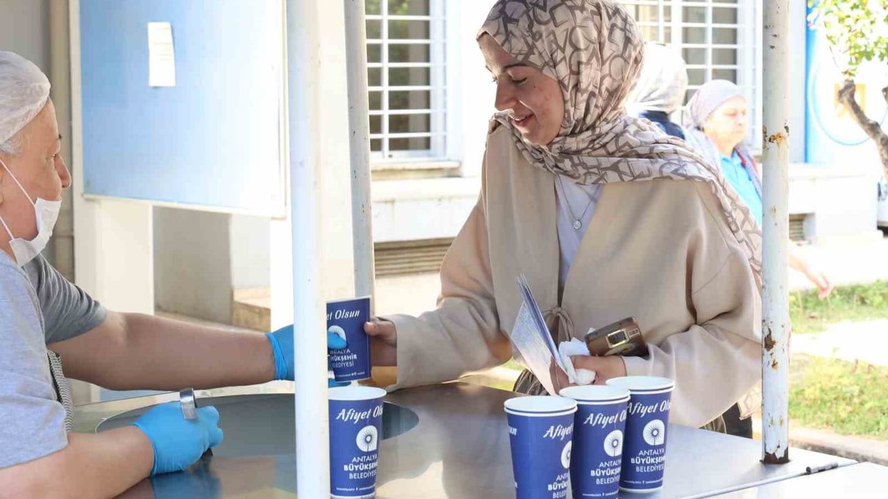 Antalya Büyükşehir’den Akdeniz Üniversitesi öğrencilerine final haftasında ücretsiz sıcak çorba ikramı