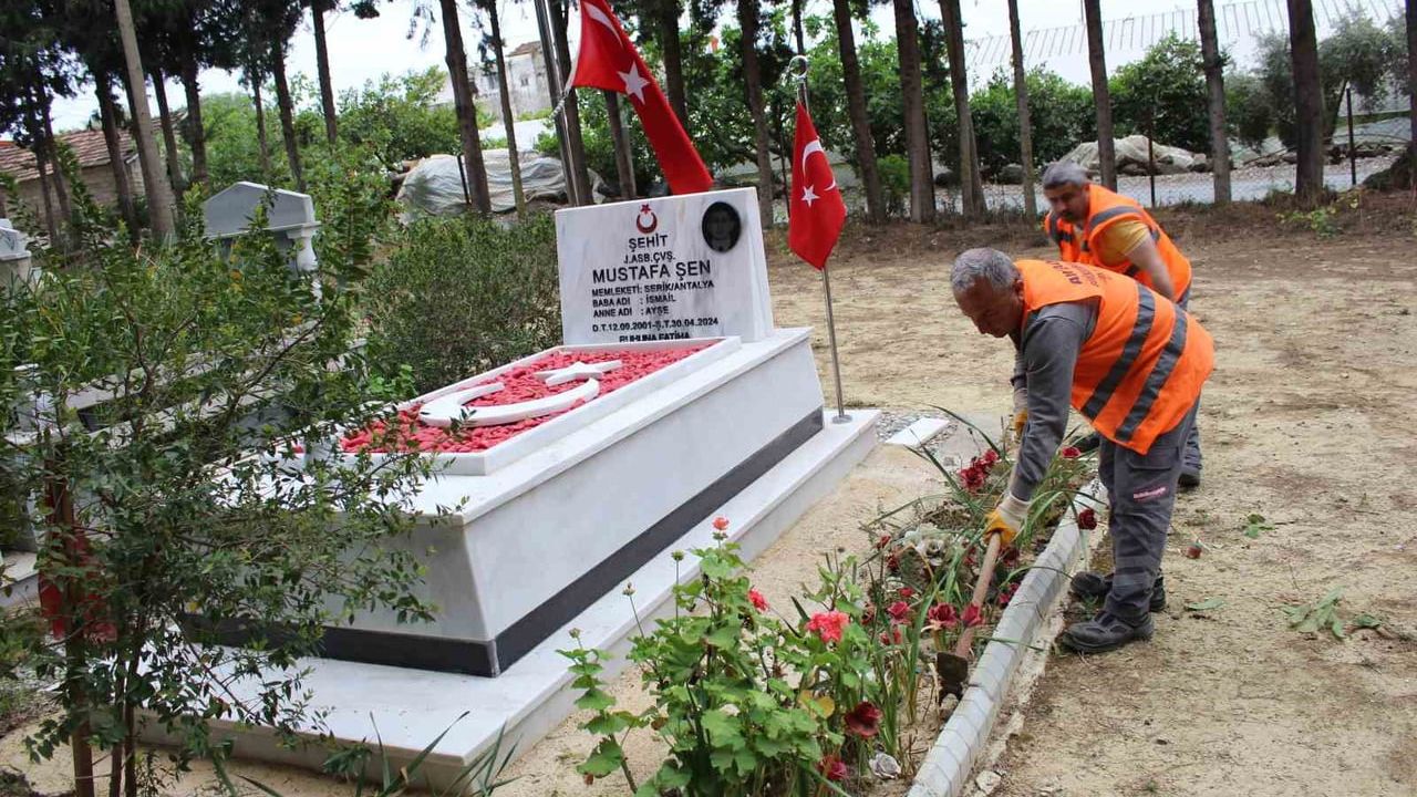Antalya Büyükşehir'in mezarlıklarda Kurban Bayramı hazırlığı sürüyor