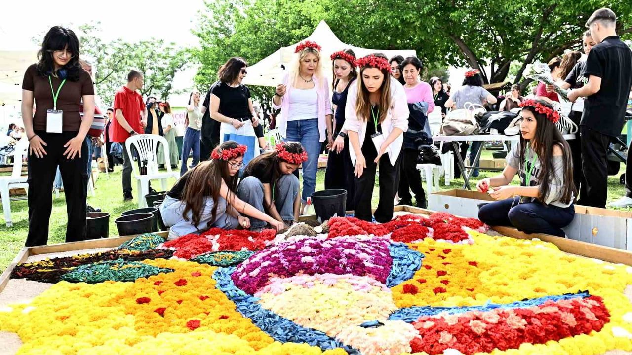 Antalya'da 130 bin çiçekle düzenlenen Çiçek Desenleri Günleri'nde liseler yarıştı