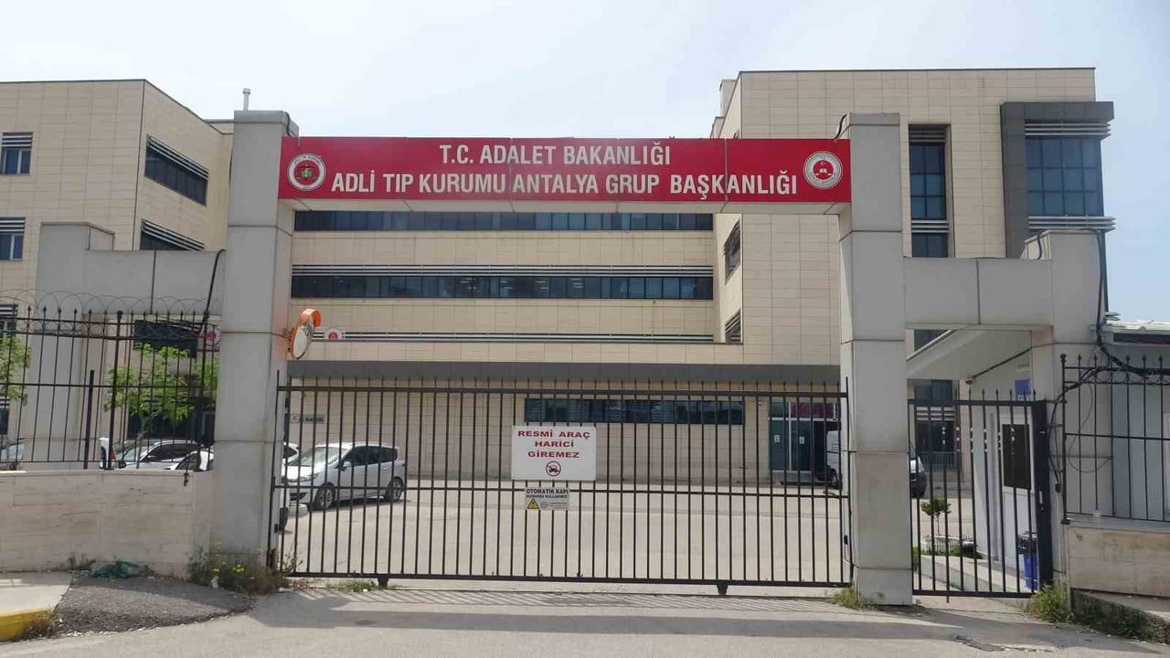 Antalya'da 16 yaşındaki Mert K.A. evinde pompalı tüfekle ölü bulundu; cenazesi ailesine teslim edildi