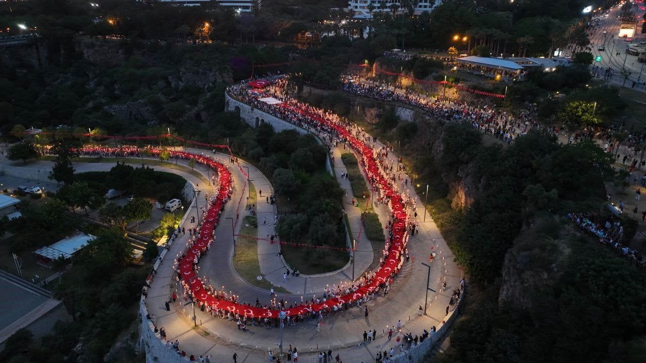 Antalya'da 19 Mayıs coşkusu: 400 metrelik Türk bayrağıyla fener alayı ve paramotor gösterisi