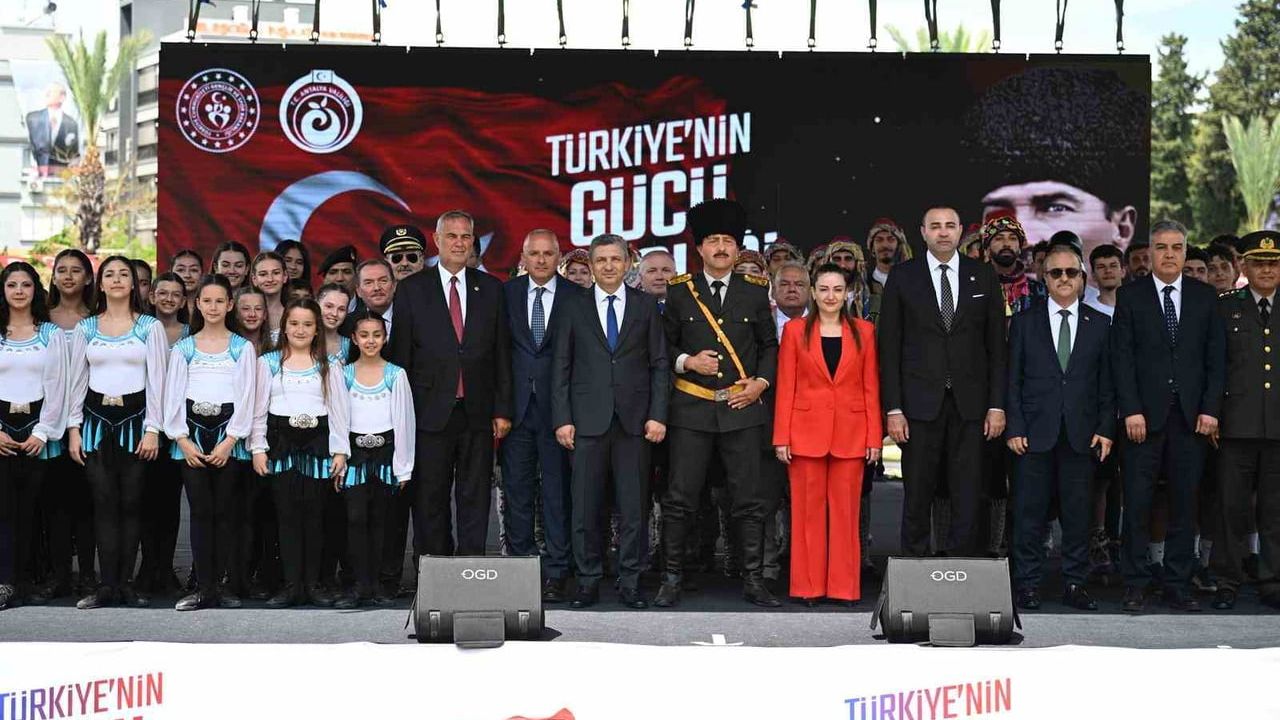 Antalya'da 19 Mayıs Gençlik ve Spor Şöleni Vali Hulusi Şahin'in Katılımıyla Gerçekleştirildi