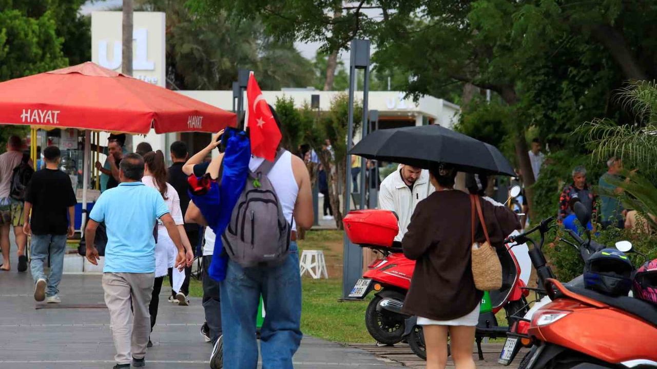 Antalya'da 2 Saat Arayla İki Farklı Mevsim: Konyaaltı'nda Güneşten Yağmura Geçiş
