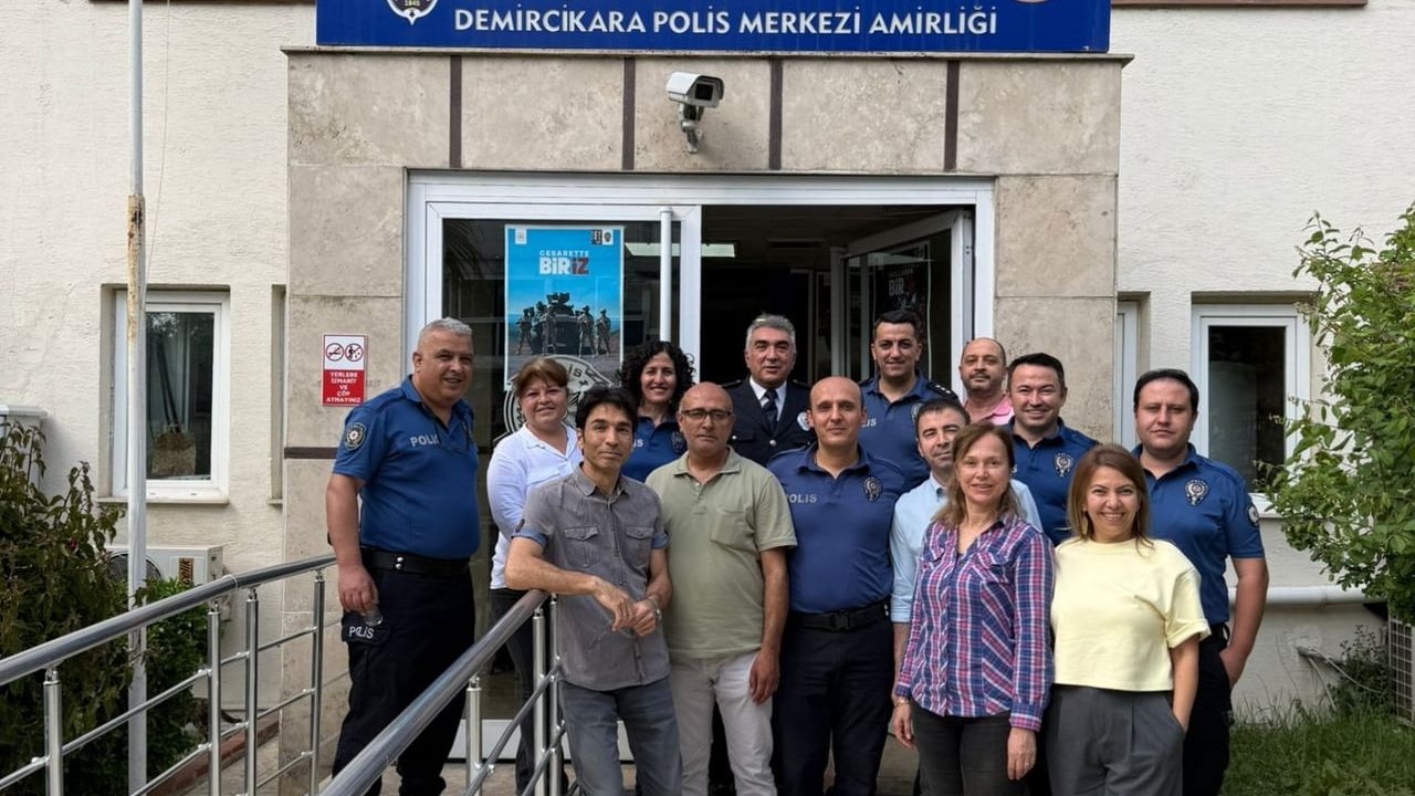 Antalya'da 30 yıllık görevini telsiz anonsuyla sonlandıran Komiser Recai Küçük emekli oldu