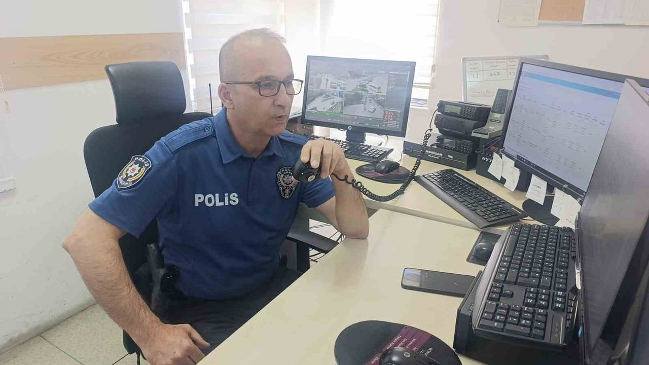 Antalya'da 30 yıllık polis memuru Hüseyin Ergül, telsizden duygusal veda etti