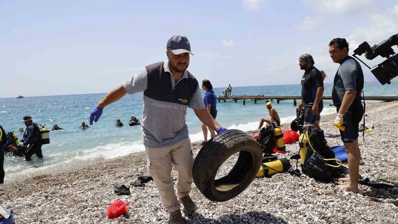 Antalya'da 4 etaptan oluşan deniz dibi temizliğinde yaklaşık 20 ton atık toplandı