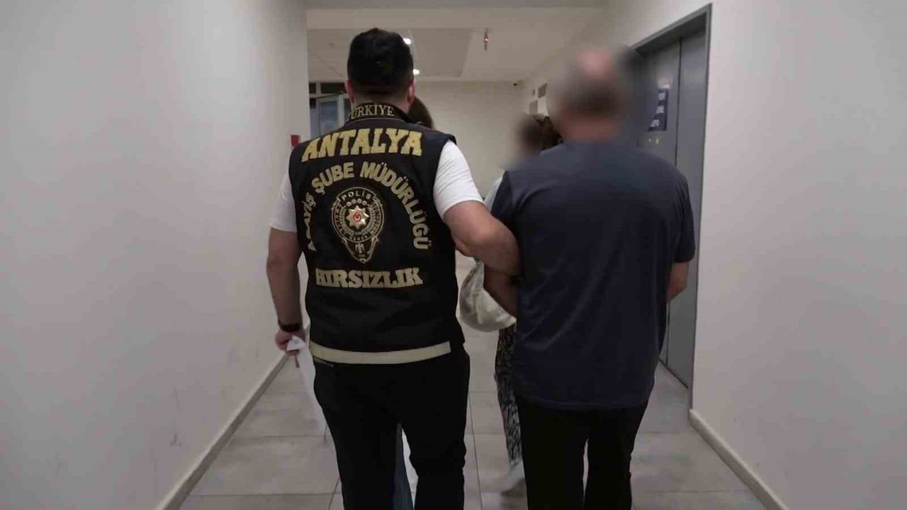 Antalya'da 4 yankesicilik ve 4 iş yeri hırsızlığının şüphelileri yakalandı ve tutuklandı