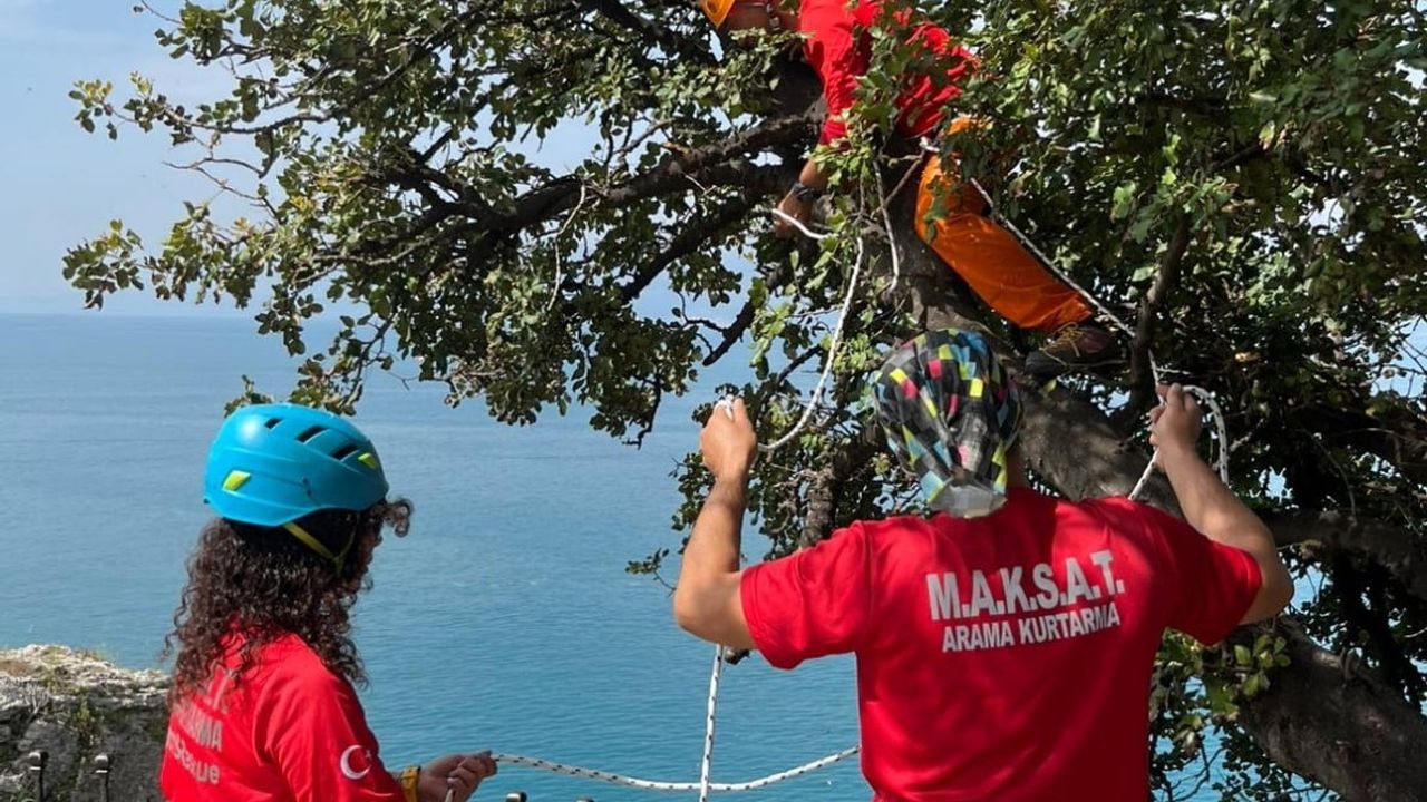 Antalya’da 40 metrelik falezlerde iple erişimle temizlik ve iklim farkındalığı