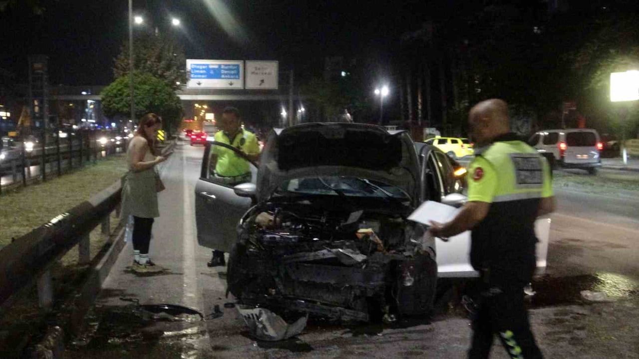 Antalya'da Gazi Bulvarı'nda kaza: Hurdaya dönen araçtan sürücü yaralanmadan çıktı